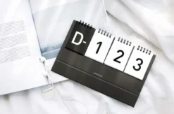 Iconic D-Day Desk Calendar – Perpetual Countdown & Date Tracker